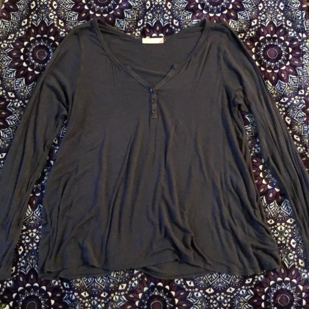 Loose fitting gray long sleeved shirt